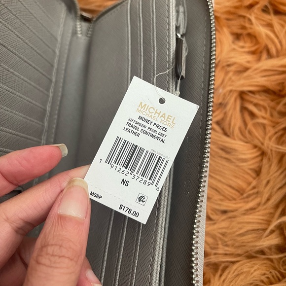 Michael Kors wallet - Picture 2 of 5